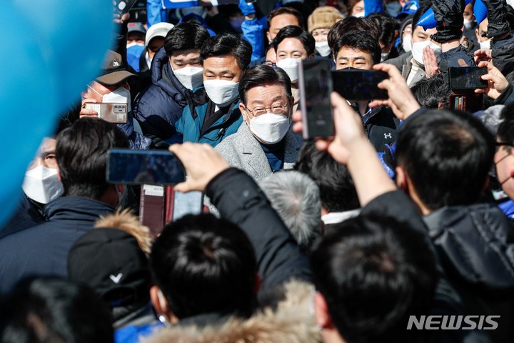[서울=뉴시스] 국회사진기자단 = 이재명 더불어민주당 대선 후보가 22일 인천 남동구 로데오거리광장에서 열린 집중 유세에 입장하고 있다. 2022.02.22. photo@newsis.com