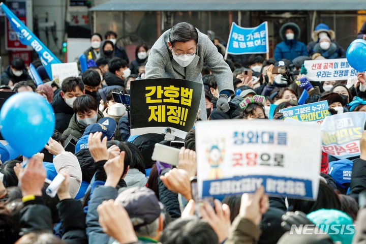 [서울=뉴시스] 국회사진기자단 = 이재명 더불어민주당 대선 후보가 22일 인천 남동구 로데오거리광장에서 집중 유세를 열고 지지를 호소하고 있다. 2022.02.22. photo@newsis.com