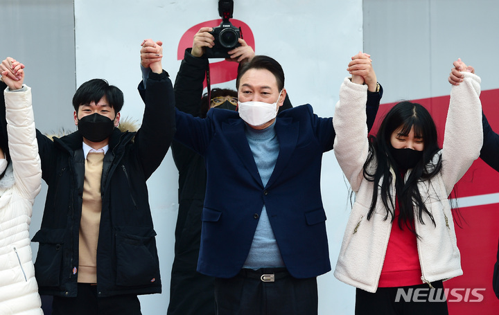 [홍성=뉴시스] 전신 기자 = 윤석열 국민의힘 대선 후보가 22일 충남 홍성군 내포신도시에서 열린 “서해안시대는 새로운 100년의 중심 내포에서!” 선거 유세에서 지지를 호소하고 있다. 2022.02.22. photo1006@newsis.com