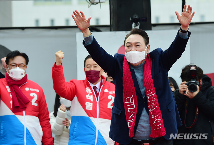[홍성=뉴시스] 전신 기자 = 윤석열 국민의힘 대선 후보가 22일 충남 홍성군 내포신도시에서 열린 “서해안시대는 새로운 100년의 중심 내포에서!” 선거 유세에서 지지를 호소하고 있다. 2022.02.22. photo1006@newsis.com