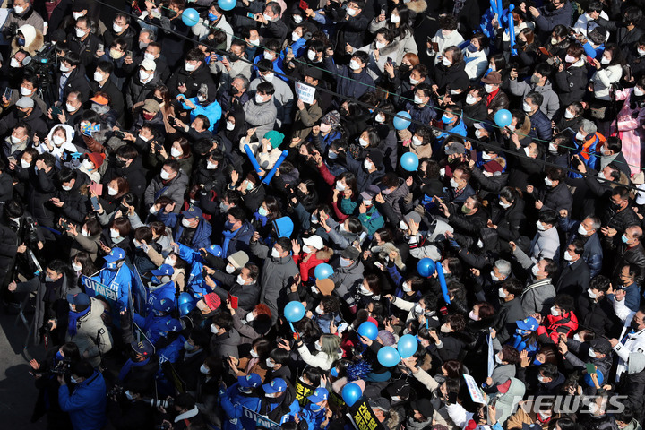 [서울=뉴시스] 국회사진기자단 = 22일 인천 남동구 로데오거리광장에서 열린 이재명 더불어민주당 대선 후보의 집중 유세에서 지지자들이 이 후보를 연호하고 있다. 2022.02.22. photo@newsis.com