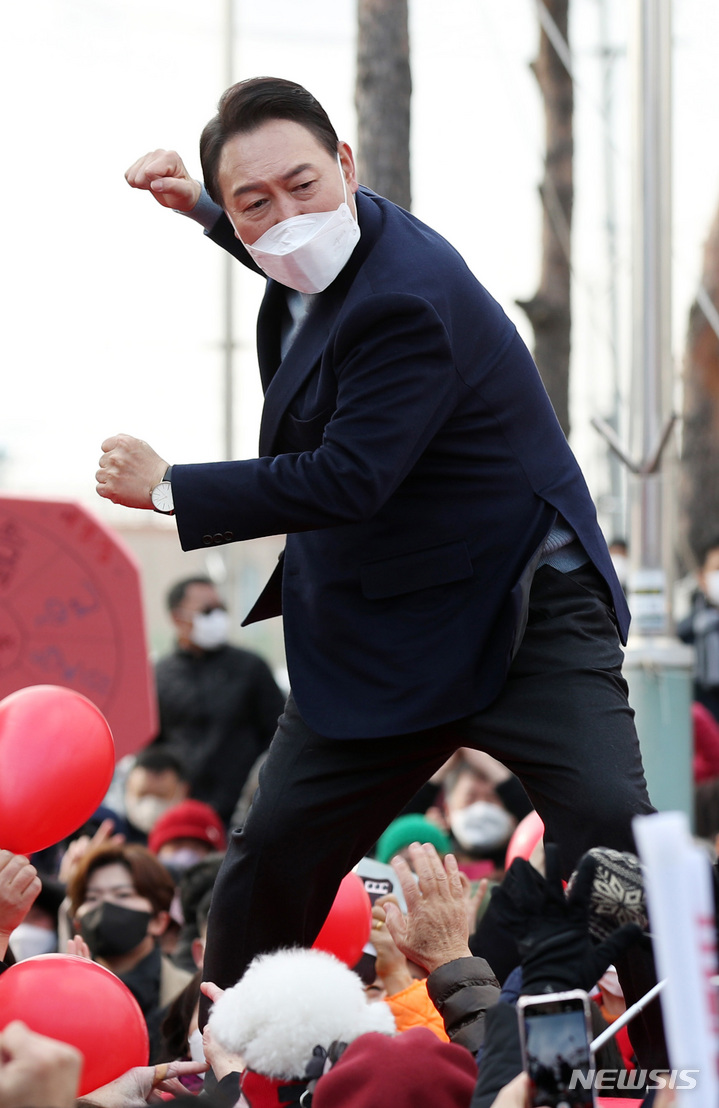 [보령=뉴시스] 전신 기자 = 윤석열 국민의힘 대선 후보가 22일 충남 보령 대천동 보령문화의전당 앞에서 시민들을 향해 지지를 호소하고 있다. 2022.02.22. photo1006@newsis.com