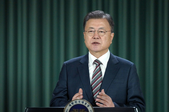 [서울=뉴시스] 문재인 대통령이 지난 2월 22일 국제노동기구(ILO)에서 개최한 ‘사람중심 회복을 위한 ILO 글로벌 포럼’ 제 1세션에서 연설하고 있다. (사진=청와대 제공) 2022.02.22. photo@newsis.com *재판매 및 DB 금지