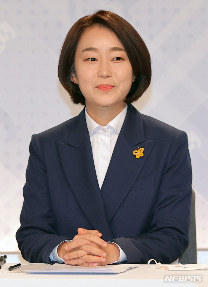 [서울=뉴시스] 국회사진기자단 = 제20대 대통령선거 중앙선거방송토론위원회 주관 초청 외 후보자 10인의 방송토론회가 22일 서울 상암동 MBC 스튜디오에서 열렸다. 진보당 김재연 후보가 토론을 준비하고 있다. 2022.02.22. photo@newsis.com