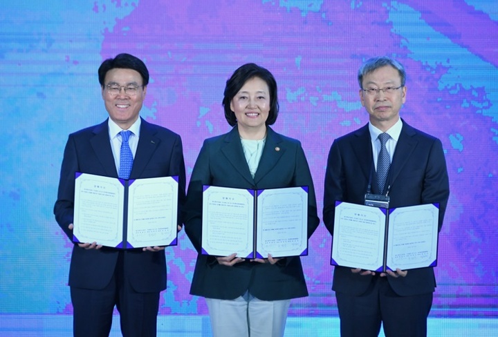 [서울=뉴시스] 2019년 5월 21일, 포스코가 1조원 규모의 ‘포스코 벤처플랫폼’ 운영계획을 발표했다. 왼쪽부터 최정우 회장, 박영선 중소벤처기업부 장관, 정성인 한국벤처캐피탈협회장. (사진=포스코 제공) *재판매 및 DB 금지