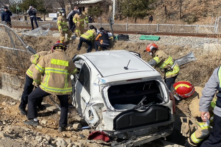 [문경=뉴시스] 김진호 기자 = 23일 낮 12시4분께 경북 문경시 흥덕동 철도건널목에서 무궁화호(1806호) 열차와 모닝 승용차가 충돌했다. 119구조대가 사고 현장에서 구조활동을 펼치고 있다. 2022.02.23 (사진=경북소방본부 제공) photo@newsis.com *재판매 및 DB 금지