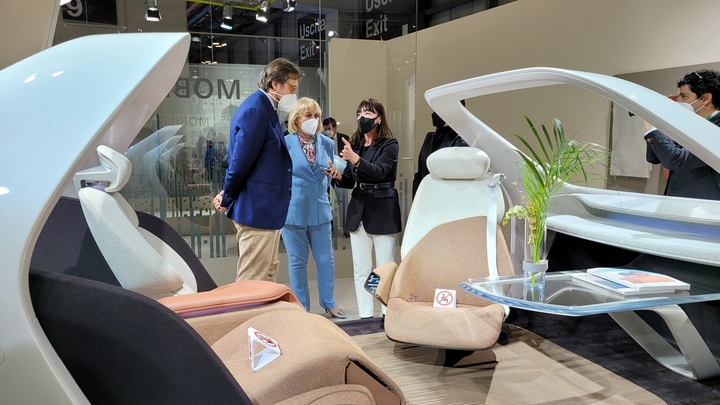 [서울=뉴시스]부스를 방문한 밀라노 시관계자(왼쪽)에게 컨셉시트에 대해 설명하고 있는 리니아펠레 풀비아 바키 CEO(중간)과 현대트랜시스 홍성경 팀장(오른쪽) (사진=현대트랜시스 제공) *재판매 및 DB 금지