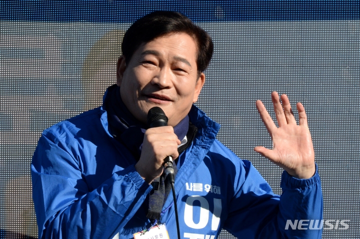 [청주=뉴시스] 조성현 기자 = 송영길 더불어민주당 대표가 23일 오후 충북 청주시 육거리시장 앞에서 열린 지원유세에서 이재명 대선 후보 지지를 호소하고 있다. 2022.02.23. jsh0128@newsis.com 