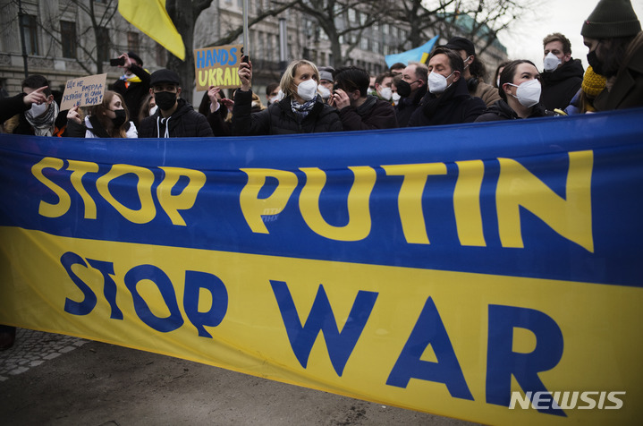 [베를린=AP/뉴시스] 22일(현지시간) 독일 베를린의 러시아 대사관 부근에서 러시아의 우크라이나 긴장 고조에 반대하는 시위대가 행진하고 있다. 러시아 상원은 블라디미르 푸틴 대통령의 러시아 영토 밖 군대 주둔 요청을 참석 의원 153명 만장일치로 승인했다. 2022.02.23.