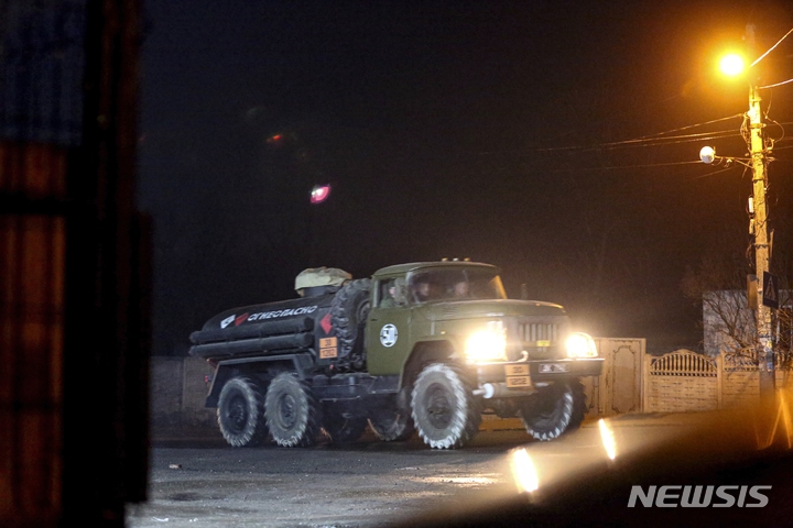 [도네츠크=AP/뉴시스] 22일(현지시간) 우크라이나 동부 친 러시아 무장세력이 통제하고 있는 도네츠크에서 군용 트럭 한 대가 도로를 주행하고 있다. 2022.02.23.