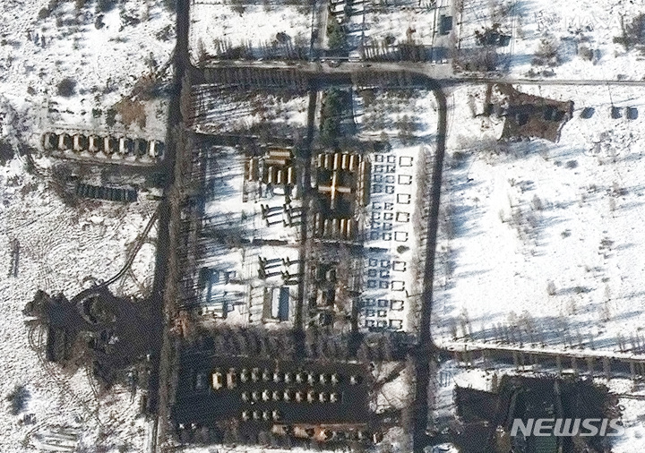 [벨고로드(러시아)=AP/뉴시스] 막사 테크놀로지가 제공한 위성 사진에 22일(현지시간) 우크라이나와의 국경에서 북쪽으로 20㎞ 떨어진 러시아 벨고로드에 야전병원과 병력이 배치된 모습. 2022.02.23. 