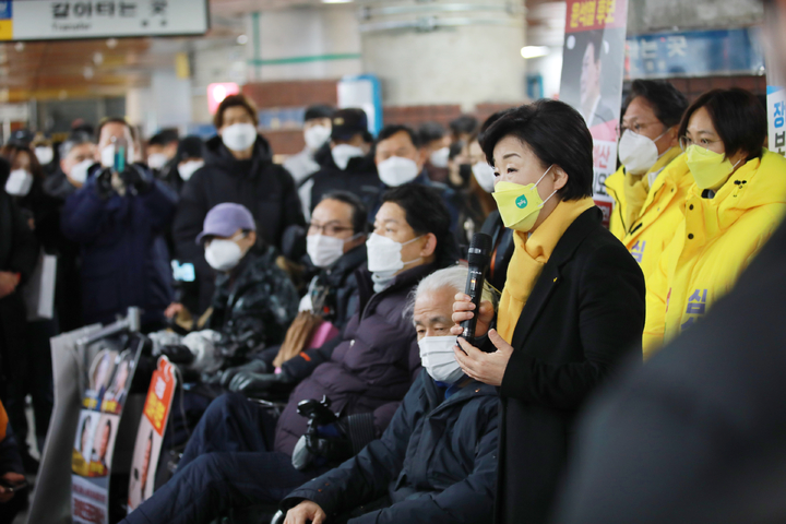 [서울=뉴시스] 최진석 기자 = 심상정 정의당 대선 후보가 23일 오전 서울역 4호선 서울역 승강장에서 열린 전국장애인차별철폐연대(전장연)의 장애인 이동권 보장 지하철 시위 현장을 방문해 발언하고 있다. (사진=정의당 제공) 2022.02.23. photo@newsis.com *재판매 및 DB 금지