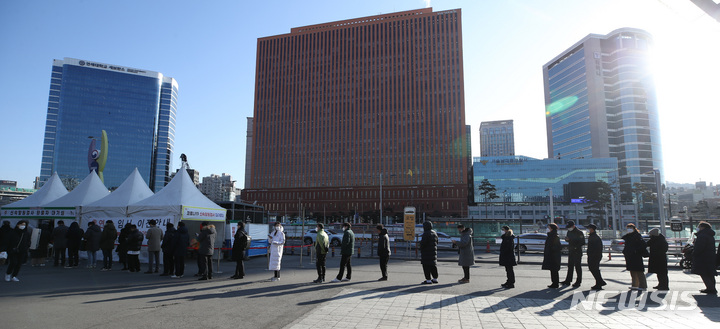 [서울=뉴시스] 조수정 기자 = 코로나19 일일 신규확진자수가 전날보다 7만여명 폭증하며 0시기준 17만1452명이 발생한 23일 오전 서울 중구 서울역광장 임시선별검사소에서 시민들이 검사를 받기 위해 줄서 기다리고 있다. 2022.02.23. chocrystal@newsis.com