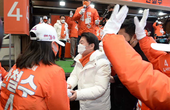 [울산=뉴시스] 배병수 기자 = 안철수 국민의당 대선 후보가 23일 오전 울산 중구 디자인거리에서 유세에 앞서 운동원들을 격려하고 있다. 2022.02.23. bbs@newsis.com