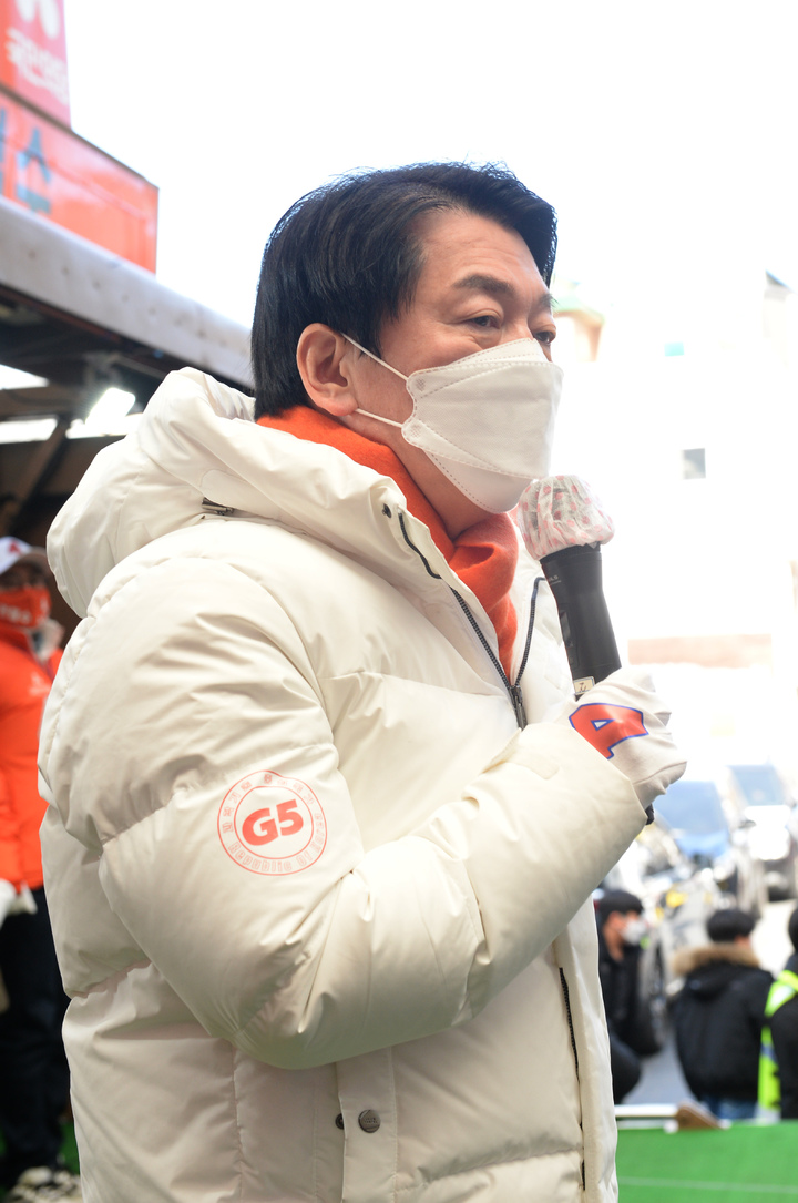 [울산=뉴시스] 배병수 기자 = 안철수 국민의당 대선 후보가 23일 오전 울산 중구 디자인거리에서 시민들에게 인사하며 지지를 호소하고 있다. 2022.02.23. bbs@newsis.com