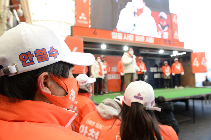 [울산=뉴시스] 배병수 기자 = 안철수 국민의당 대선 후보가 23일 오전 울산 중구 디자인거리에서 시민들에게 인사하며 지지를 호소하고 있다. 2022.02.23. bbs@newsis.com