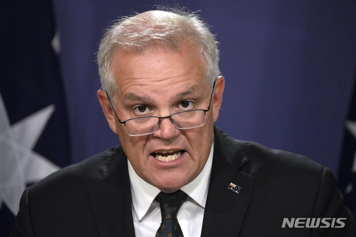 [시드니=AP/뉴시스] 스콧 모리슨 호주 총리가 23일(현지시간) 시드니에서 기자회견하고 있다. 모리슨 총리는 러시아에 대한 첫 제재가 금융 제재와 여행 금지 조치라고 밝히며 호주 기업들에 러시아의 사이버 공격 보복에 대비하라고 경고했다. 2022.02.23.