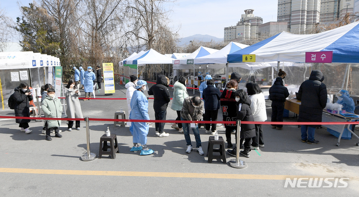 [광주=뉴시스] 류형근 기자 = 광주와 전남지역 코로나19 하루 확진자가 7000명대까지 치솟은 가운데 23일 오후 광주 남구 선별진료소에서 시민들이 신속항원검사(자가진단키트)를 하기 위해 기다리고 있다. 2022.02.23. hgryu77@newsis.com