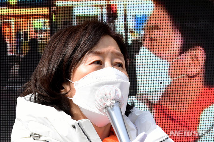 [창원=뉴시스] 차용현 기자 = 23일 오후 국민의당 안철수 대선후보 부인 김미경 씨가 경남 창원시 마산어시장 인근에서 유세차에 올라 지지를 호소하고 있다. 2022.02.23. con@newsis.com