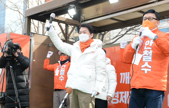 [울산=뉴시스] 배병수 기자 = 안철수 국민의당 대선 후보가 23일 오후 울산 남구 롯데호텔앞에서 시민들에게 인사하며 지지를 호소하고 있다. 2022.02.23. bbs@newsis.com