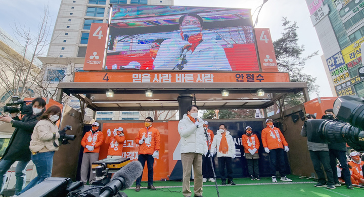 [울산=뉴시스] 배병수 기자 = 안철수 국민의당 대선 후보가 23일 오후 울산 남구 롯데호텔앞에서 시민들에게 인사하며 지지를 호소하고 있다. 2022.02.23. bbs@newsis.com