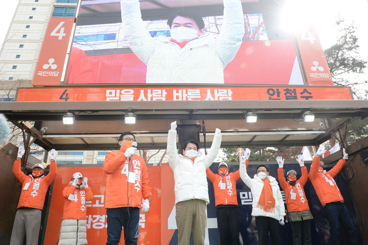 [울산=뉴시스] 배병수 기자 = 안철수 국민의당 대선 후보가 23일 오후 울산 남구 롯데호텔앞에서 시민들에게 인사하며 지지를 호소하고 있다. 2022.02.23. bbs@newsis.com