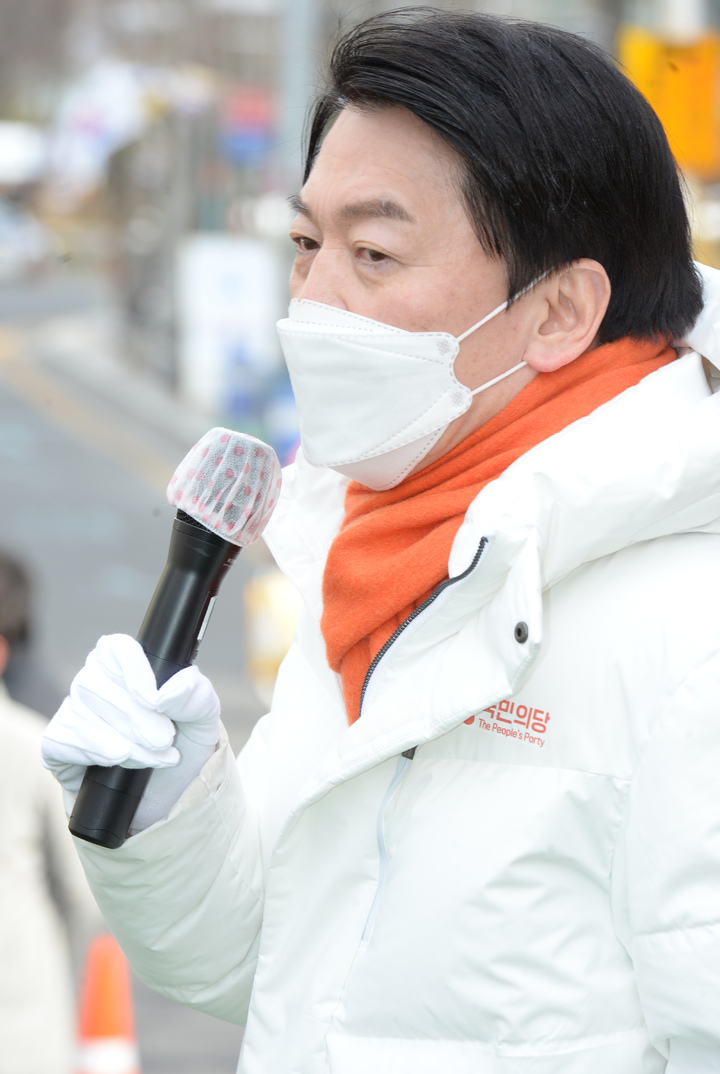 [울산=뉴시스] 배병수 기자 = 안철수 국민의당 대선 후보가 23일 오후 울산 남구 롯데호텔앞에서 시민들에게 인사하며 지지를 호소하고 있다. 2022.02.23. bbs@newsis.com