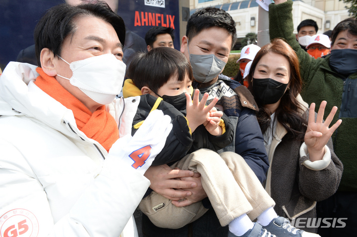 [울산=뉴시스] 배병수 기자 = 안철수 국민의당 대선 후보가 23일 오후 울산 남구 롯데호텔앞에서 지지자와 함께 기념촬영을 하고 있다. 2022.02.23. bbs@newsis.com
