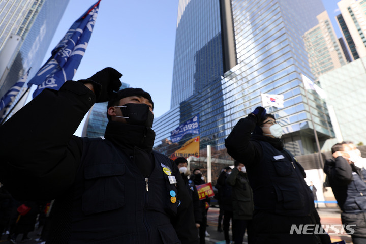 [서울=뉴시스] 백동현 기자 = 삼성그룹 노동조합 조합원들이 23일 오후 서울 서초구 삼성전자 서초사옥 앞에서 삼성의 무노조 경영을 규탄하고 노사협의회 교섭 중단을 촉구하는 '삼성그룹 노동조합 공동 임금·단체교섭투쟁 승리 결의대회'에서 구호를 외치고 있다. 2022.02.23. livertrent@newsis.com