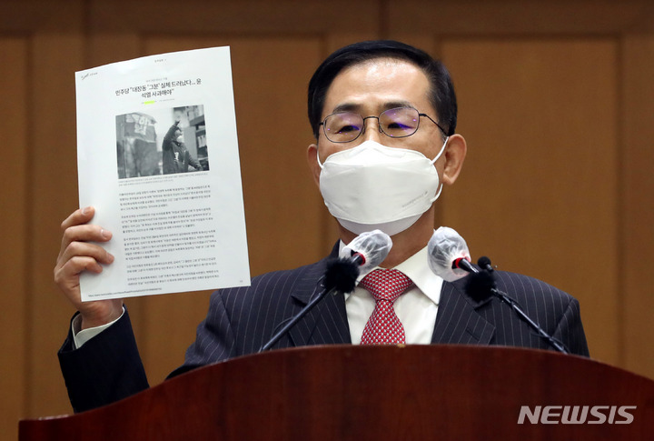 [서울=뉴시스] 추상철 기자 = 대장동 개발 특혜·로비 관련 녹취록 속에 등장하는 '그분'으로 지목된 것으로 알려진 조재연 대법관이 23일 오후 서울 서초구 대법원에서 열린 기자회견에서 입장 발표를 하고 있다. 이날 조 대법관은 '그분' 관련 의혹을 전면 부인했다. (공동취재사진) 2022.02.23. photo@newsis.com