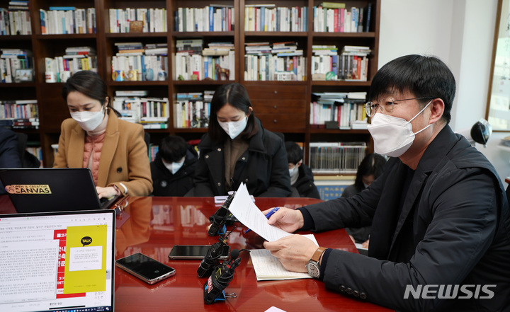 [서울=뉴시스] 최진석 기자 = 이태규 국민의당 선대위 총괄본부장이 23일 국회에서 '이달 초 안철수 대선 후보의 사퇴를 조건으로 이준석 국민의힘 대표로부터 합당 제안을 받았다'는 내용의 긴급 기자회견을 갖고 있다. (공동취재사진) 2022.02.23. photo@newsis.com