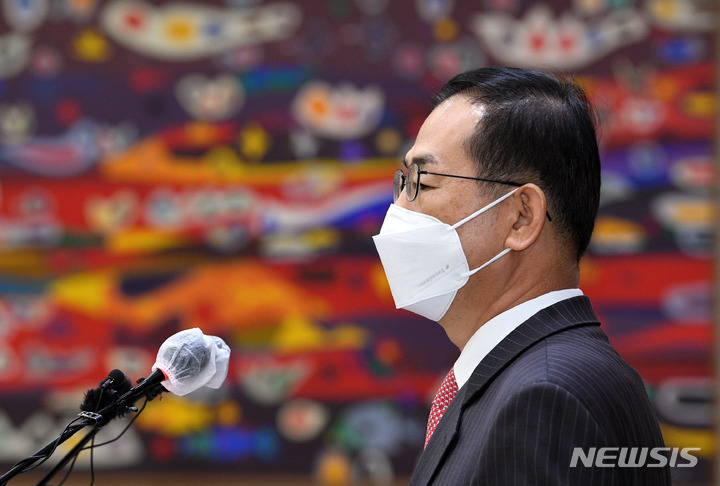 [서울=뉴시스] 추상철 기자 = 대장동 개발 특혜·로비 관련 녹취록 속에 등장하는 '그분'으로 지목된 조재연 대법관이 23일 오후 서울 서초구 대법원에서 열린 기자회견에서 입장 발표를 하고 있다. 이날 조 대법관은 '그분' 관련 의혹을 전면 부인했다. (공동취재사진) 2022.02.23. photo@newsis.com