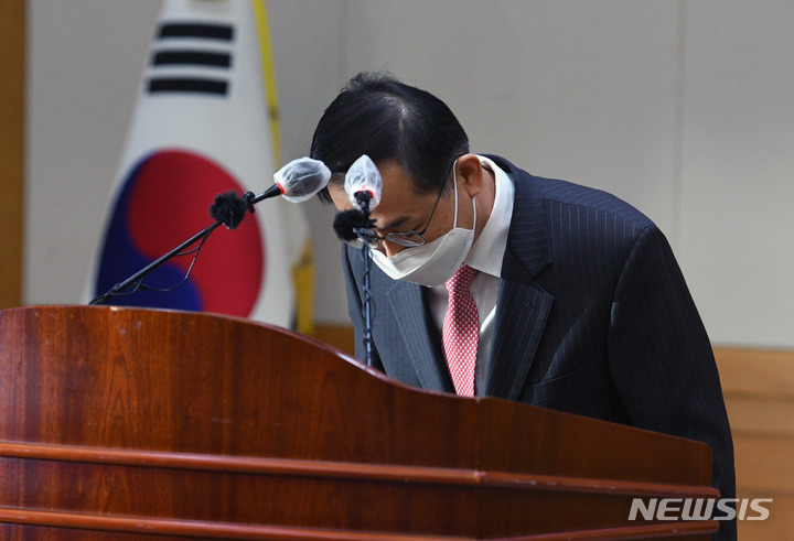 [서울=뉴시스] 추상철 기자 = 대장동 개발 특혜·로비 관련 녹취록 속에 등장하는 '그분'으로 지목된 조재연 대법관이 23일 오후 서울 서초구 대법원에서 열린 기자회견에서 인사하고 있다. 이날 조 대법관은 '그분' 관련 의혹을 전면 부인했다. (공동취재사진) 2022.02.23. photo@newsis.com