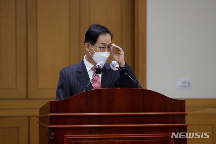 [서울=뉴시스] 추상철 기자 = 대장동 개발 특혜·로비 관련 녹취록 속에 등장하는 '그분'으로 지목된 조재연 대법관이 23일 오후 서울 서초구 대법원에서 열린 기자회견에서 안경을 고쳐쓰고 있다. 이날 조 대법관은 '그분' 관련 의혹을 전면 부인했다. (공동취재사진) 2022.02.23. photo@newsis.com