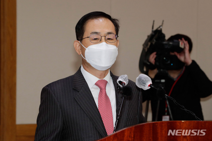 [서울=뉴시스] 추상철 기자 = 대장동 개발 특혜·로비 관련 녹취록 속에 등장하는 '그분'으로 지목된 조재연 대법관이 지난 23일 오후 서울 서초구 대법원에서 열린 기자회견에서 입장 발표를 하고 있다. 이날 조 대법관은 '그분' 관련 의혹을 전면 부인했다. (공동취재사진) 2022.02.23. photo@newsis.com