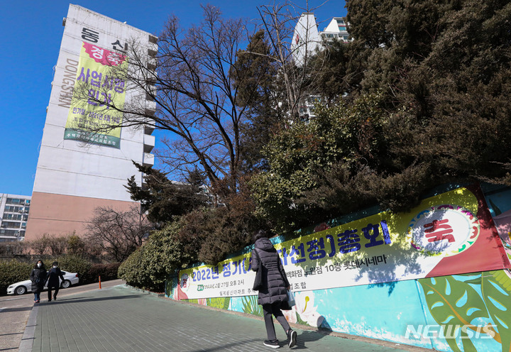 [서울=뉴시스] 권창회 기자 = HDC현대산업개발이 안양 '관양 현대' 재건축에 이어 월계동 동신아파트 재건축 사업도 수주할 가능성이 높다는 전망이 나오고 있다. 파격적인 혜택과 광주 아파트 붕괴사고 이후 안전 관리를 강화하고 있어 향후 짓는 아파트가 더 튼튼할 것이란 기대가 나와서다. 동신 아파트 재건축조합은 오는 27일 시공사 선정을 위한 총회를 연다. 사진은 23일 오후 서울 노원구 월계 동신아파트 단지 모습. 2022.02.23. kch0523@newsis.com