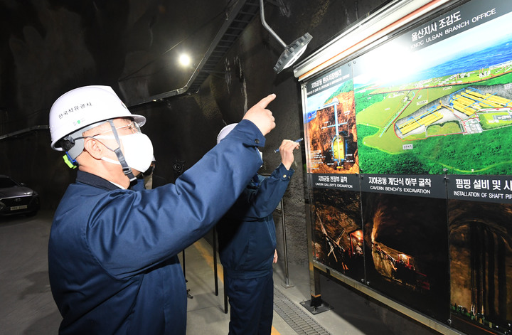 [서울=뉴시스] 정병혁 기자 = 홍남기 경제부총리 겸 기획재정부 장관이 러시아-우크라이나 사태 관련해 23일 울산 한국석유공사 울산지사 석유비축기지를 찾아 발언하고 있다. (사진=기획재정부 제공) 2022.02.23. photo@newsis.com *재판매 및 DB 금지