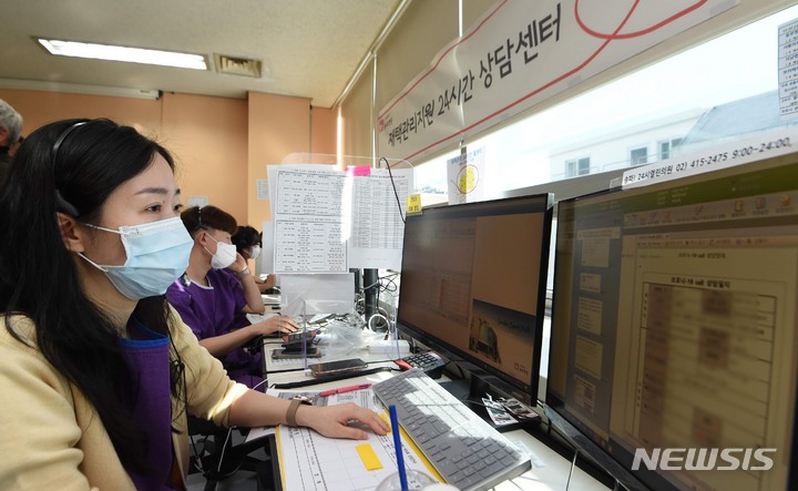 [서울=뉴시스] 배훈식 기자 = 지난달 23일 오후 서울 동대문구 동부병원에서 의료진들이 코로나19 재택 환자들과 전화 상담을 하고 있다. (공동취재사진) 2022.02.23. photo@newsis.com