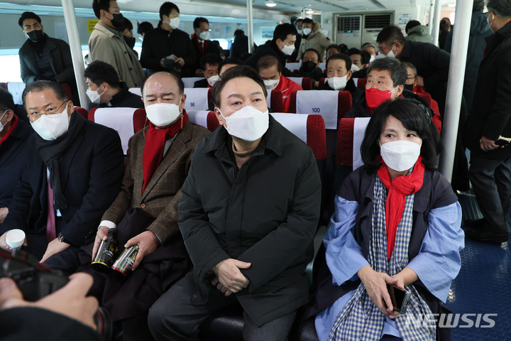 [목포=뉴시스] 전신 기자 = 윤석열 국민의힘 대선 후보가 고 김대중 전 대통령 생가를 방문하기 위해 23일 전남 목포연안여객터미널 부두에서 하의도행 여객선에 탑승해 출발을 기다리고 있다. 2022.02.23. photo1006@newsis.com