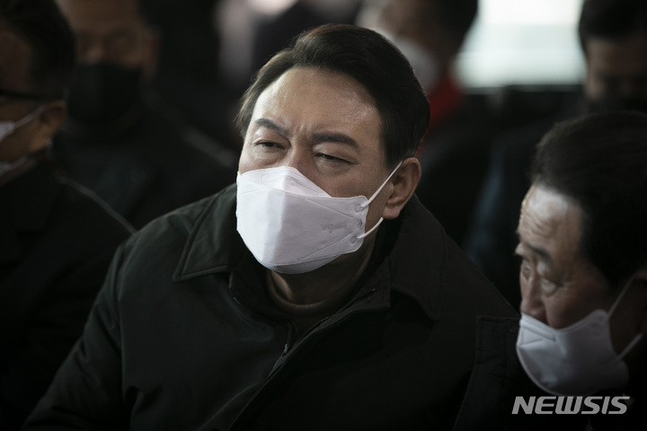 [목포=뉴시스] 전신 기자 = 윤석열 국민의힘 대선 후보가 고 김대중 전 대통령 생가를 방문하기 위해 23일 전남 목포연안여객터미널에서 승선을 기다리던 중 조재연 대법관의 기자회견을 시청하고 있다. 2022.02.23. photo1006@newsis.com