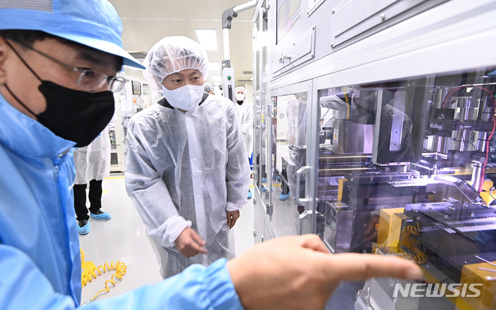 [안양=뉴시스] 김종택기자 = 김강립 식품의약품안전처장이 23일 오후 경기도 안양시 (주)오상헬스케어를 방문해 자가검사키트 생산현장을 점검하고 있다. 2022.02.23. jtk@newsis.com