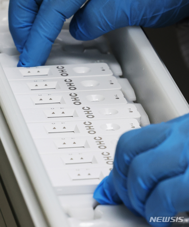 [안양=뉴시스] 김종택기자 = 23일 오후 경기도 안양시 코로나19 자가검사키트 제조 업체인 (주)오상헬스케어 공장에서 직원들이 분주하게 키트를 생산하고 있다. 2022.02.23. jtk@newsis.com