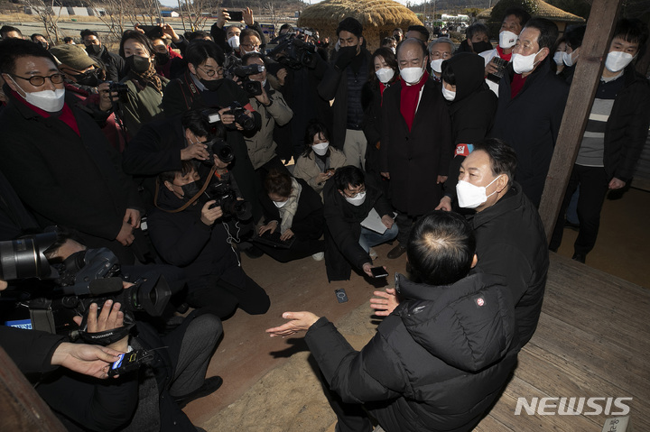 [신안=뉴시스] 전신 기자 = 윤석열 국민의힘 대선 후보가 23일 오후 전남 신안군 하의도 김대중 전 대통령 생가를 방문해 해설사의 설명을 듣고 있다. 2022.02.23. photo1006@newsis.com