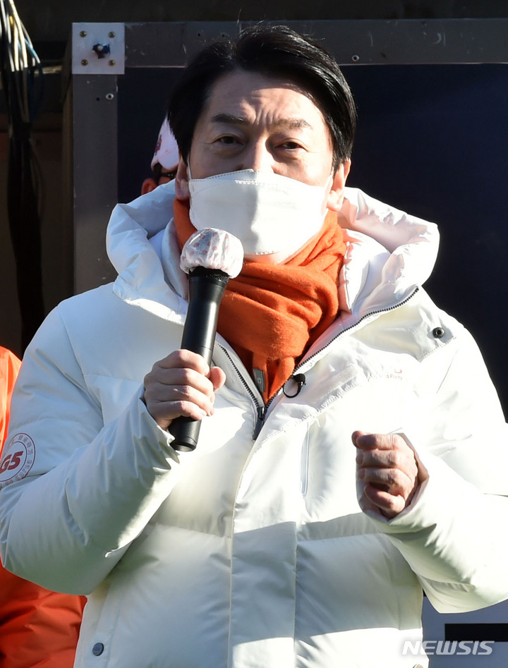 [포항=뉴시스] 이무열 기자 = 안철수 국민의당 대선 후보가 23일 오후 경북 포항시 남구 구룡포시장에서 열린 유세에서 지지를 호소하고 있다. 2022.02.23. lmy@newsis.com