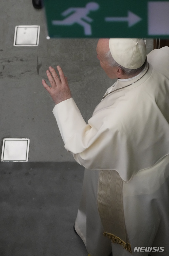 [바티칸시티=AP/뉴시스] 23일 프란치스코 교황이 바티칸 시티 바오로 6세 홀에서 수요 일반 알현을 주례하고 있다. 러시아와 우크라이나 간 전쟁 위기가 고조된 가운데 교황은 모든 당사자들이 하느님 앞에 자성하고 전쟁 위협을 삼가라고 촉구했다. 2022.02.23