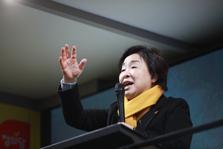 [부천=뉴시스] 최진석 기자 = 심상정 정의당 대선 후보가 23일 경기 부천역 광장에서 집중 유세를 하고 있다. (사진=정의당 제공) 2022.02.23. photo@newsis.com *재판매 및 DB 금지