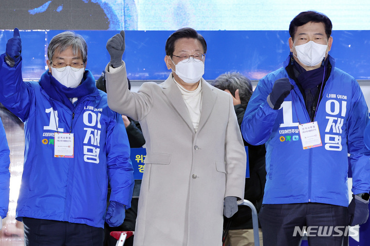 [청주=뉴시스] 최동준 기자 = 이재명 더불어민주당 대선 후보가 지난 23일 충북 청주시 흥덕구 롯데마트 앞에서 유세를 열고 송영길 대표, 노영민 전 청와대 비서실장 등과 함께 지지를 호소하고 있다. 2022.02.23. photocdj@newsis.com