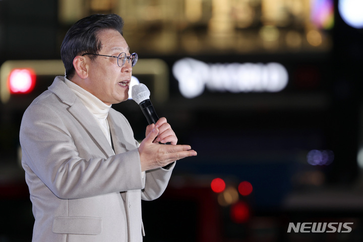 [청주=뉴시스] 최동준 기자 = 이재명 더불어민주당 대선 후보가 23일 충북 청주시 흥덕구 롯데마트 앞에서 유세를 열고 지지를 호소하고 있다. 2022.02.23. photocdj@newsis.com