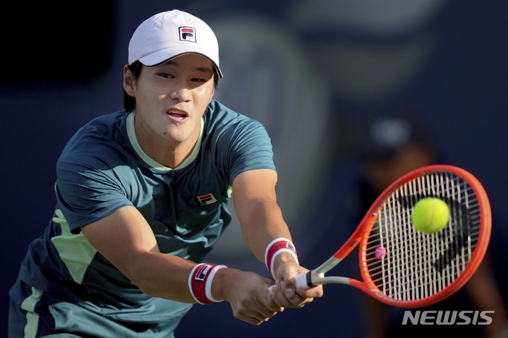 [두바이=AP/뉴시스] 권순우(60위)가 23일(현지시간) 아랍에미리트(UAE) 두바이에서 열린 남자프로테니스(ATP) 투어 두바이 듀티프리 챔피언십 남자 단식 2회전 안드레이 루블료프(7위·러시아)와 경기하고 있다. 2022.02.24.