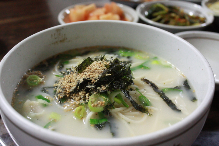 [제주=뉴시스] 제주 7대 대표 향토음식 중 하나인 궤기(고기)국수. (사진=제주도 제공) 2022.02.24. photo@newsis.com *재판매 및 DB 금지